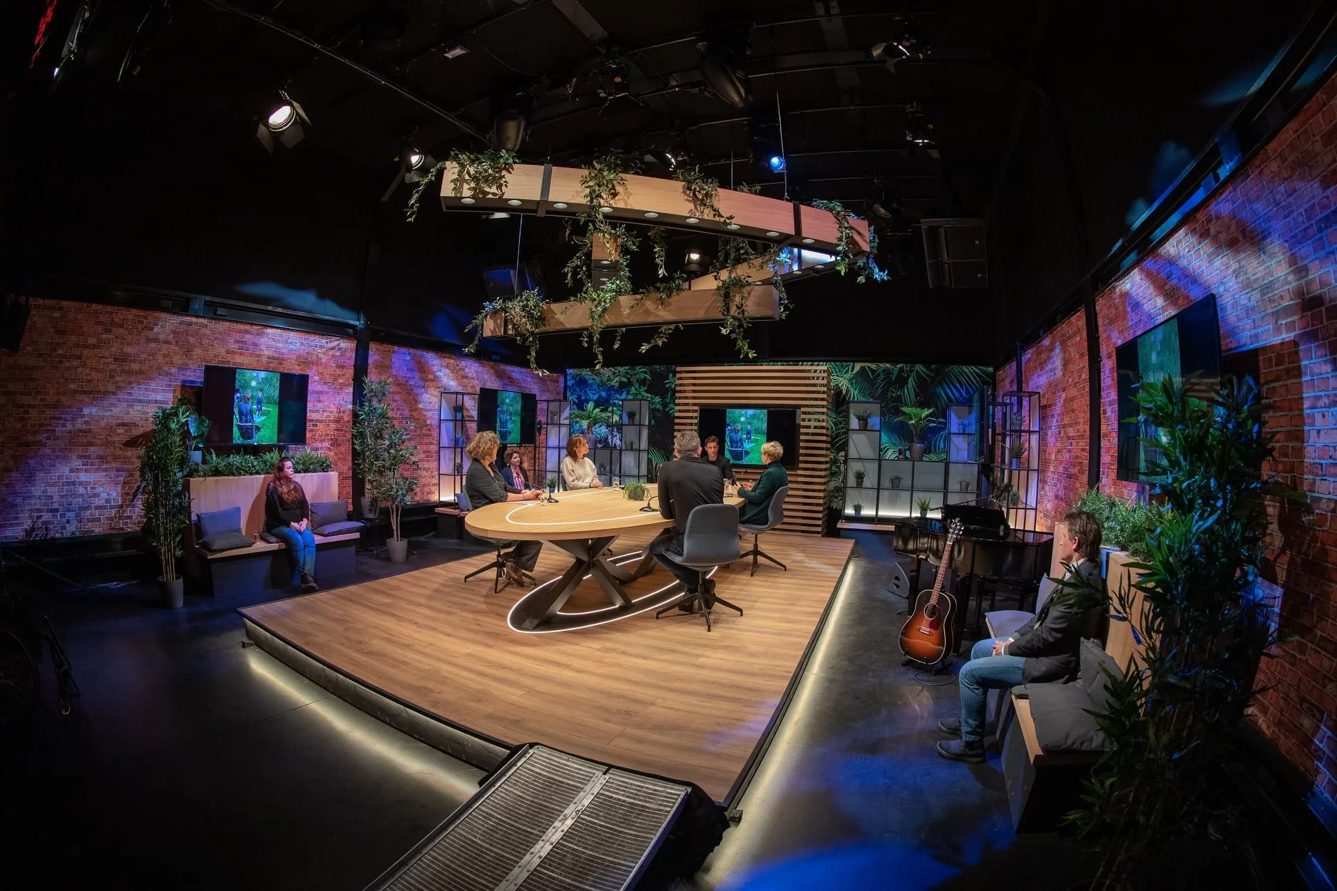 TTS Online studio-opstelling voor een rondetafelgesprek