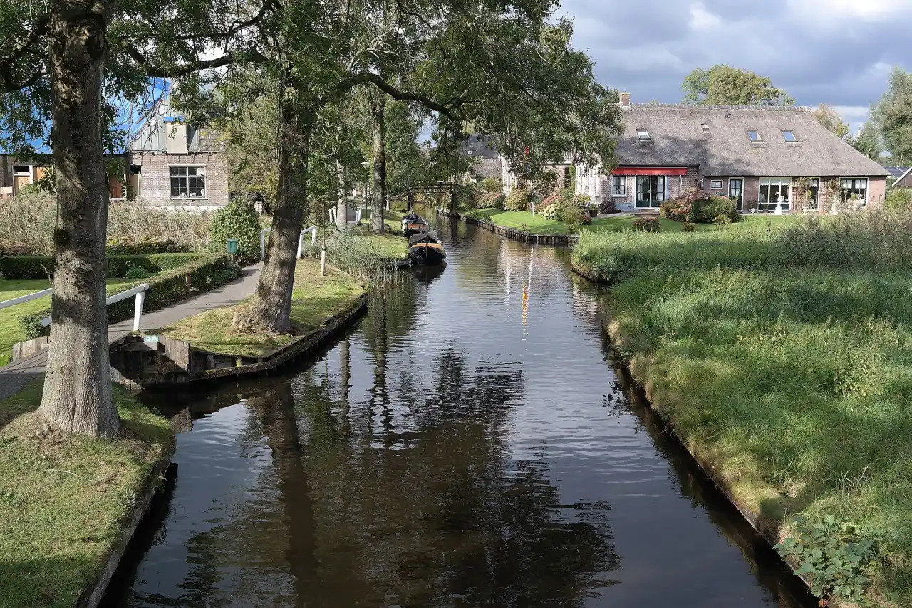 Gracht met bruggetjes in Giethoorn, Overijssel